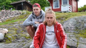 Under sommaren hälsar pojkarna på i barndomshemmet i Pernå kyrkoby. Remi och Kevin Lindholm