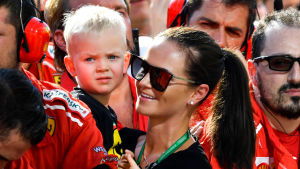 Kimi Räikkönens son Robin och fru Minttu har följt tävlingar på plats. Kimi Räikkönens son Robin och fru Minttu har följt tävlingar på plats.
