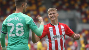 Marcus Forss har haft orsak att le i Brentford. Marcus Forss firar med Luke Daniels.