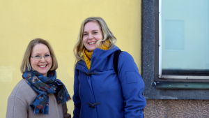 Helen Grönqvist-Lönnroos miste sin far i olyckan 1968 och Cecilia McMullen vill dokumentera m/s Irmas förlisning. Helen Grönqvist-Lönnroos och Cecilia McMullen