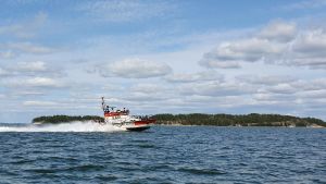 Frivilliga sjöräddningen för i land de första skadade från olyckan 3.8.2019. Frivilliga sjöräddningens båt på Erstan.