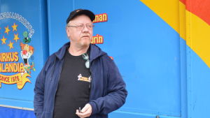 Jouni Aalto en äldre man står vid Sirkus Finlandias kiosk för biljettförsäljning