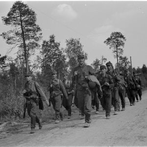 I april samlar Tongåvan för veteranerna från våra krig, här en bild på marscherande soldater på sommaren