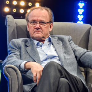 Antti Herlin istuu nojatuolissa.