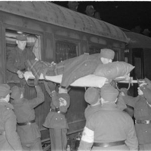 2.1.1940 Sairasjunaa puretaan Savonlinnan asemalla.