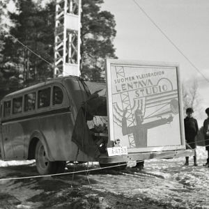 Yleisradion auto, jonka takaosassa on lentävän studion mainoskyltti (1930-luku)