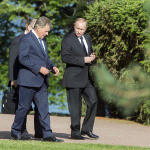 Sauli Niinistö och Vladimir Putin diskuterar under en promenad vid Gullranda 2016. Sauli Niinistö och Vladimir Putin diskuterar under en promenad vid Gullranda.
