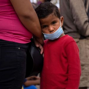 Migranter från Honduras väntar i Matamoros, Mexiko, vid gränsen till USA.