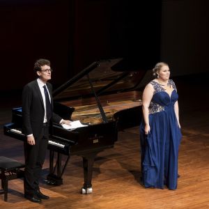 Pianisten Elias Miettinen (till vänster) och sopranen Aurora Marthens på operafestivalen i Nyslott.