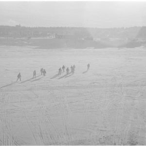 18.2.1940 Ilmatorjuntapartio menossa vartiopaikalleen Rovaniemen Ounasvaaralle