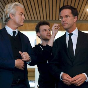 Högerpopulisten Geert Wilders och liberalen Mark Rutte inför en valdebatt.