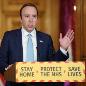 Hälsovårdsminister Matt Hancock som testade positivt samtidigt som Johnson, försäkrar att premiärministern mår så bra att han kan leda regeringens arbete. Hälsovårdsminister Matt Hancock som testade positivt samtidigt som Johnson, försäkrar att premiärministern mår så bra att han kan leda regeringens arbete.