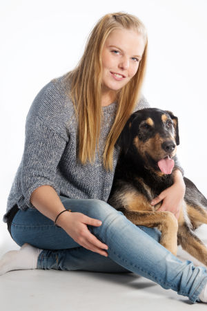 Edit Suominen med en av sina egna hundar Lemmy. Edit Suominen och hennes hund Lemmy.