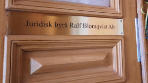 Stiftelsen använde Ralf Blomqvists juridiska byrå för att göra en bouppteckning för ett dödsbo. Gyllene skylt där det står juridisk byrå Ralf Blomqvist Ab.
