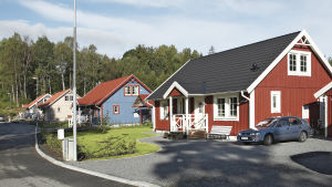 De flesta tjuvkopplingarna har skett i småhus, men också i höghus. Illustrerande arkivbild. Trähus byggda bredvid varandra i ett småhusområde.