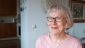 Anita Jansson. Anita Jansson, en dam med grånande hår, glasögon och en rosa tröja.