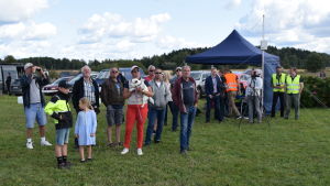 En klunga förväntansfulla åskådare hade samlats på Torbacka flygplats i Degerby. Publik som följer med drönarflygning på Torbacka flygfält i Degerby