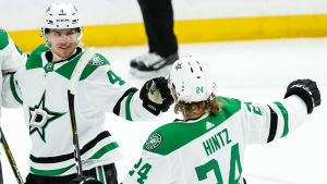 Miro Heiskanen och Roope Hintz är dagens stora stjärnor i Polstjärnelaget. Miro Heiskanen och Roope Hintz firar mål.