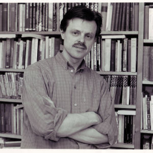 Claes Olsson kirjahyllynsä edessä noin vuonna 1985