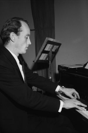 Säveltäjä, pianisti Einar Englund soittaa pianoa. (1950)