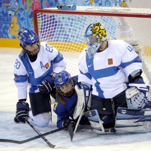 Saija Tarkki (vas.) ja Noora Räty varjelivat Suomen maalia Sotshin olympialaisissa 2014. 