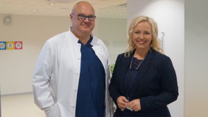 Urolog Christian Palmborg och projektarbetare Johanna Holmäng är båda nöjda med att specialistvården kommer ut till patienten.