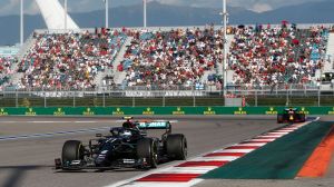 Max Verstappen lyckades aldrig hota Valtteri Bottas. Valtteri Bottas kör framför Max Verstappen.