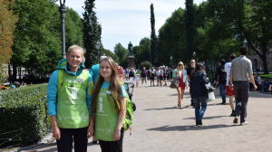 Emma Palokoski (t.v.) och Laura Heikkilä arbetar inom Helsinki Help och hjälper turister på stan.