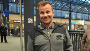 Ville Ylikahri är en av arrangörerna bakom M-tågets avskedsfest. Han och hans vänner ville hedra tåget som tagit dem från landsbygden till stan sedan barndomen. Arrangör av m-tågsevenemang på perrongen