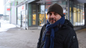 Yucel Ger gillar jazz men tror inte att den sortens musik skulle locka så många festivalbesökare, särskilt inte ungdomar. En vinterklädd man står utomhus.