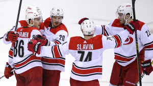 Carolinas framgångsrecept: Heta finländare och bredd i backleden. Carolina Hurricanes firar mål.