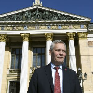 Antti Rinne utanför Ständerhuset. Antti Rinne utanför Ständerhuset i Helsingfors.