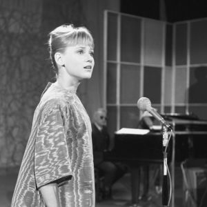 Tanskalainen laulaja Gitte Henning laulaa Iskelmäkarusellissa 1961.
