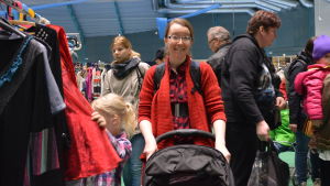 Linnea Grönstrand är på jakt efter barnkläder. Linnea Grönstrand besökte Megaloppiset i Botniahallen