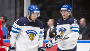 Aleksander Barkov och Patrik Laine i samspråk. Aleksander Barkov, Patrik Laine.