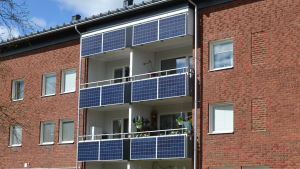 Solpaneler på balkong och tak ger en hel del energi i Ålidhem. Solpaneler på balkonger i ett höghus i Ålidhem i Umeå.