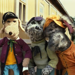Riku, Ransu ja Eno-Elmeri Rauman kieltä oppimassa Karvakuonot automatkalla -sarjassa 1982.