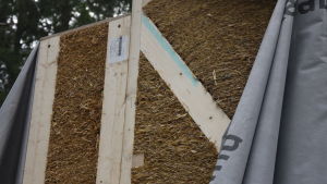 Halmväggen uppfyller kraven för ett energisnålt, så kallat passivhus. Närbild av en halmvägg, ett huselement, en vägg av tätt packad halm.