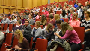 Hem och Skolas stormöte för två veckor sedan lockade många engagerade föräldrar.. Människor sitter i ett auditorium.