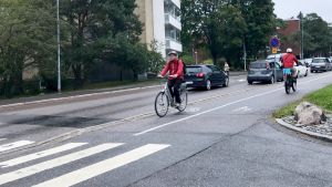 En lucka i cykelströmmen. Det här övergångsstället upplever många Brändöbor som farligt. Cyklister på cykelväg en mulen dag.