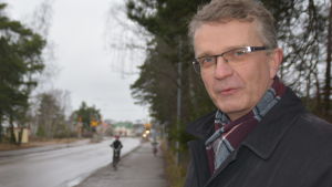 Jukka Takala har varit i med om att utforma den nya trafiksäkerhetsplanen i Hangö. Jukka Takala i förgrunden, två små cyklister i bakgrunden.