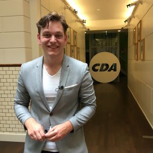 CDJA:s moderparti CDA delar på regeringsansvaret med Mark Ruttes liberala VVD. Hielke Onnink från ungdomsorganisationen CDJA.