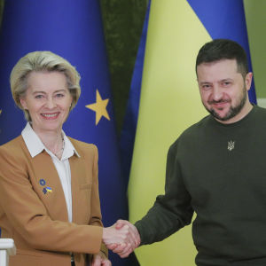 Ursula von der Leyen ja Volodymyr Zelenskyi kättelevät.