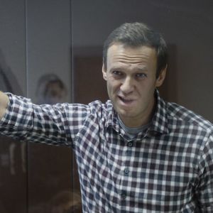 Aleksei Navalnyi oikeuden kuulemistilaisuuden alkua odottamassa 20. helmikuuta.
