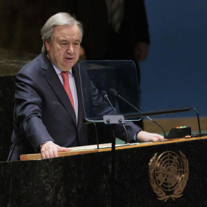 Puolikuva YK:n pääsihteeri Antonio Guterresista puhumassa YK:n yleiskokoukselle.