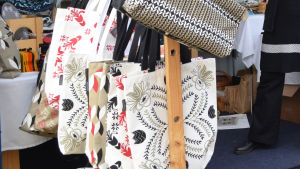 Modern design baserad på gamla mönster. Hantverk och mode syns på Senatstorget under Popup Österbotten. tygkassar till salu på popup österbotten i juni 2015