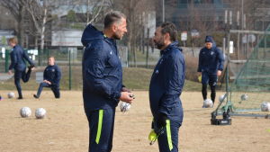 Kuqis assisterande tränare Fabrizio Piccareta bär ett tungt taktiskt lass i år. Fabrizio Piccareta och Shefki Kuqi, FC Inters träningar, våren 2017.