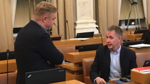 SFP:s Nicke Wulff (till vänster) i samtal med socialdemokraternas Mika Maaskola. Åbo stadsfullmäktige 12 november 2018. Nicke Wulff (SFP) i samtal med Mika Maaskola (SDP).