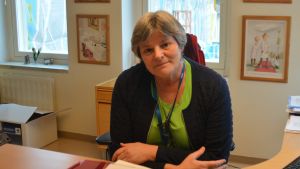 Sjukhusdirektören Gabriela Erroll i Raseborg är inte nöjd med HUS ledning i Helsingfors. Kvinna bakom ett skrivbord.