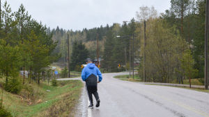 Det är bara en smal vägren som Cian Breen måste gå längs med på vägen till bussen. Han brukar ha en reflexväst när han rör sig här på vägen till skolan. Pojke går längs smal väg